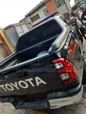 Automatic Rolling Boot Cover With TRD Spoiler for Toyota Hilux New