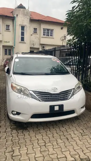 Toyota Sienna XLE 7-Passenger 4dr Minivan AWD (3.5L 6cyl 6A) 2014 White