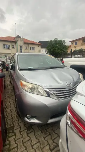 Toyota Sienna XLE Premium 7 Passenger (3.5L 6cyl 8A) 2017 Silver