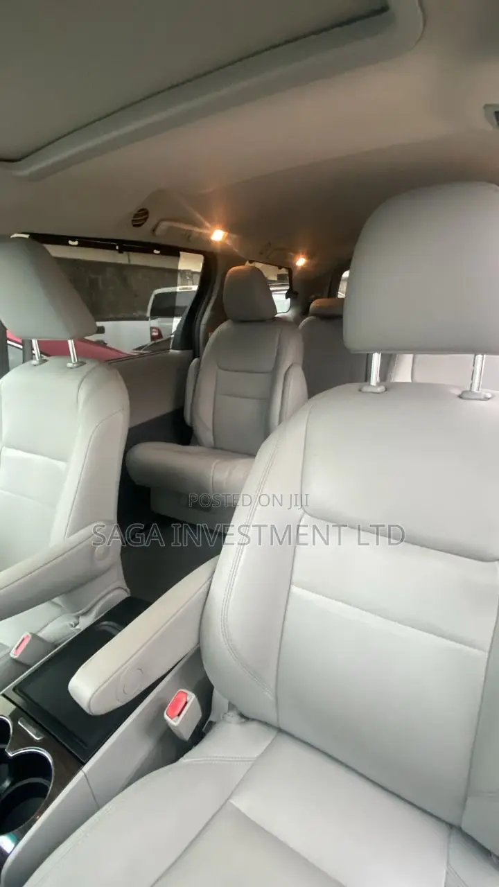 Toyota Sienna XLE Premium 7 Passenger (3.5L 6cyl 8A) 2017 Silver
