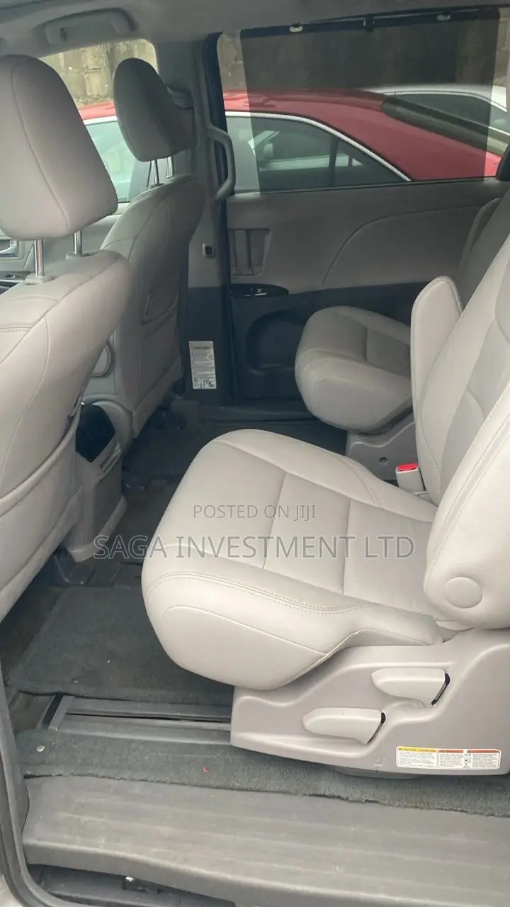 Toyota Sienna XLE Premium 7 Passenger (3.5L 6cyl 8A) 2017 Silver