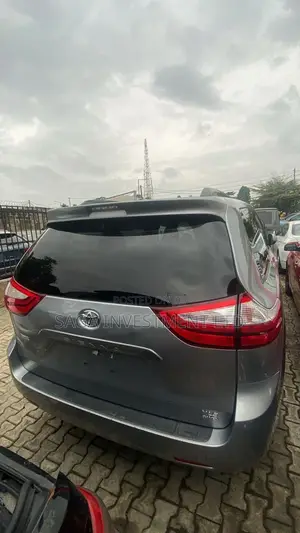 Toyota Sienna XLE Premium 7 Passenger (3.5L 6cyl 8A) 2017 Silver
