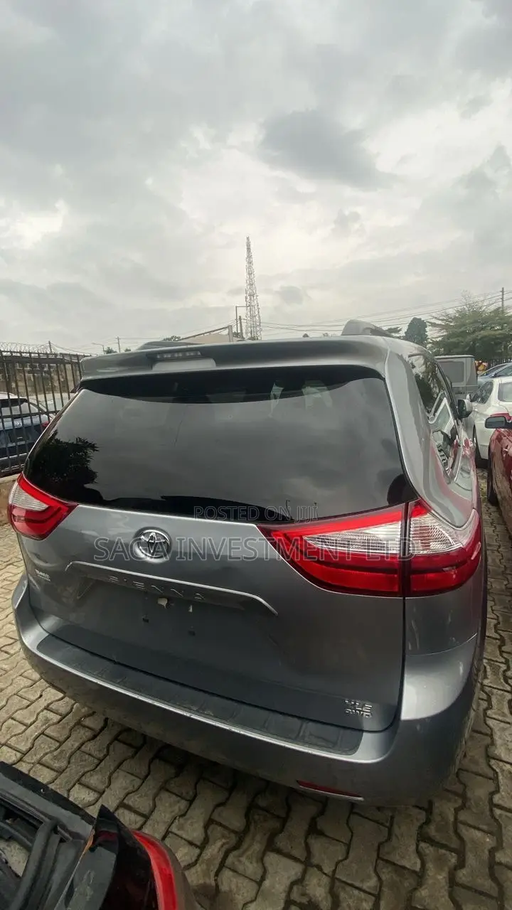 Toyota Sienna XLE Premium 7 Passenger (3.5L 6cyl 8A) 2017 Silver
