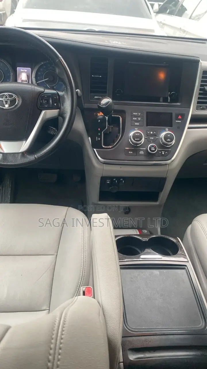Toyota Sienna XLE Premium 7 Passenger (3.5L 6cyl 8A) 2017 Silver