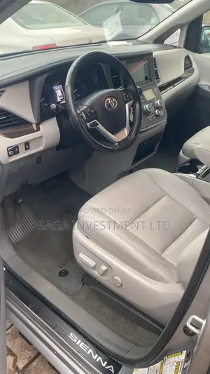 Toyota Sienna XLE Premium 7 Passenger (3.5L 6cyl 8A) 2017 Silver
