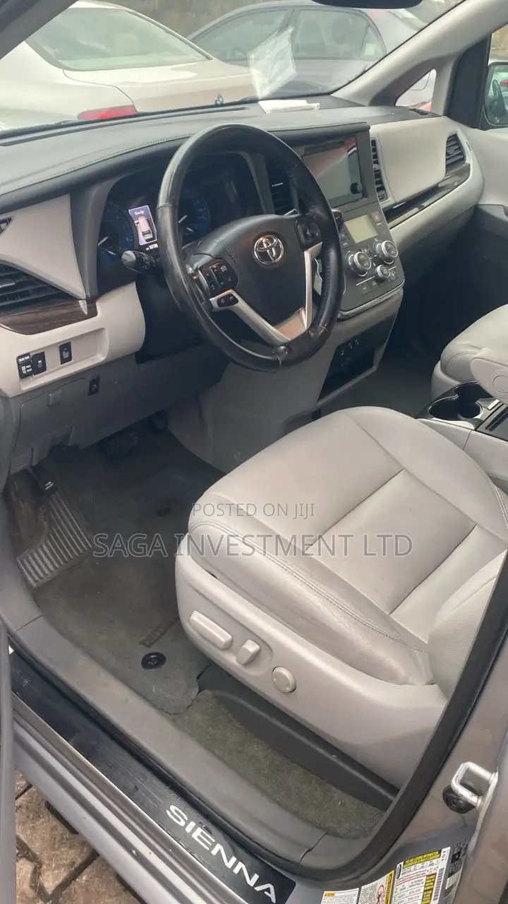 Toyota Sienna XLE Premium 7 Passenger (3.5L 6cyl 8A) 2017 Silver