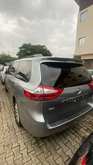 Toyota Sienna XLE Premium 7 Passenger (3.5L 6cyl 8A) 2017 Silver