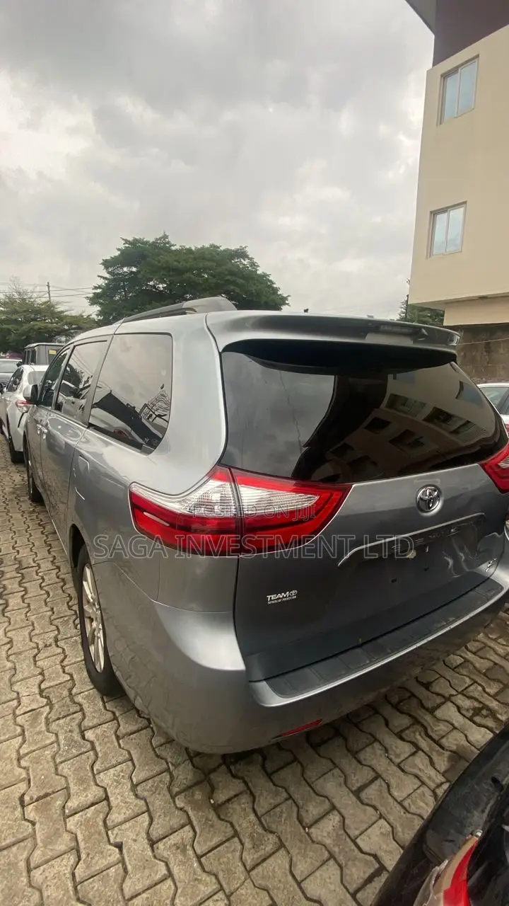 Toyota Sienna XLE Premium 7 Passenger (3.5L 6cyl 8A) 2017 Silver