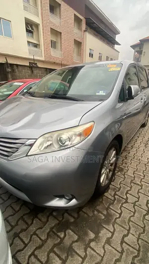Toyota Sienna XLE Premium 7 Passenger (3.5L 6cyl 8A) 2017 Silver
