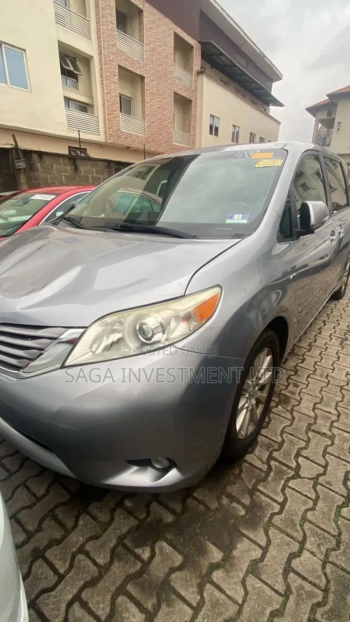 Toyota Sienna XLE Premium 7 Passenger (3.5L 6cyl 8A) 2017 Silver