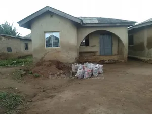 10bdrm Bungalow in Elerinko, Ado-Odo/Ota for sale