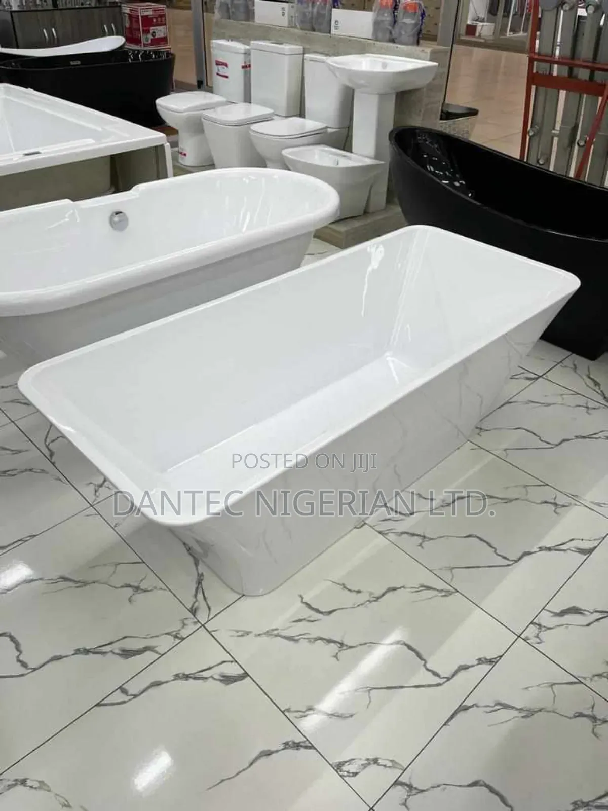 White Rectangle Bath Tub