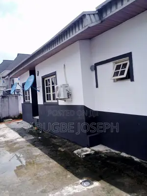 8bdrm Bungalow in Seaside Estate for sale