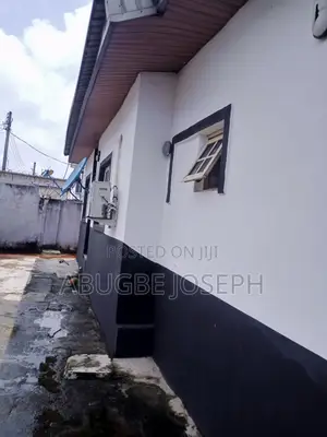 8bdrm Bungalow in Seaside Estate for sale