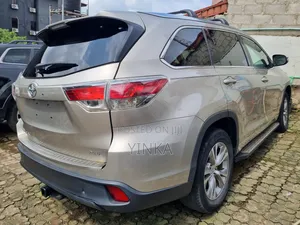 Toyota Highlander XLE 4dr SUV (3.5L 6cyl 6A) 2015 Gold