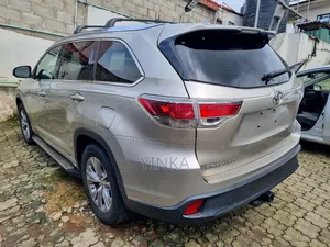 Toyota Highlander XLE 4dr SUV (3.5L 6cyl 6A) 2015 Gold