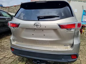 Toyota Highlander XLE 4dr SUV (3.5L 6cyl 6A) 2015 Gold
