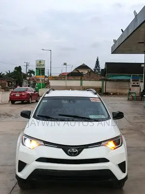 Toyota RAV4 LE AWD (2.5L 4cyl 6A) 2017 White