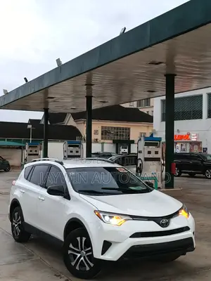 Toyota RAV4 LE AWD (2.5L 4cyl 6A) 2017 White