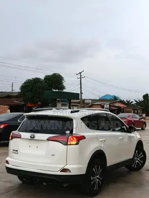 Toyota RAV4 LE AWD (2.5L 4cyl 6A) 2017 White