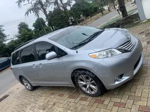 Toyota Sienna 2011 Silver