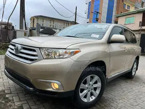 Toyota Highlander SE 2012 Gold