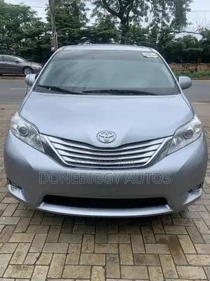 Toyota Sienna 2011 Silver