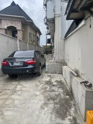 3bdrm Block of Flats in Millennium Estate, Millenuim/UPS for rent