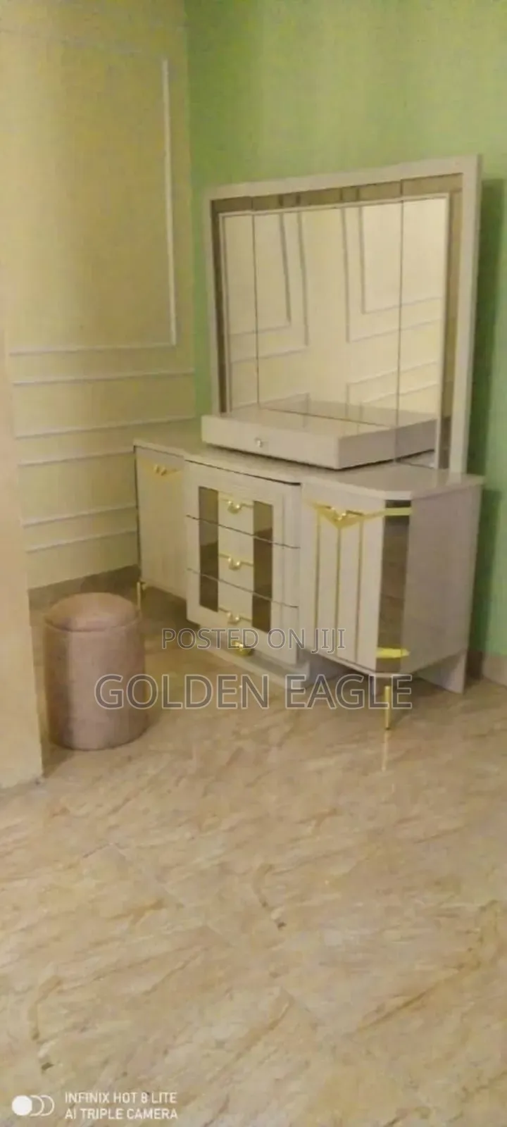 Kings and Queen Bed Set With Mirror