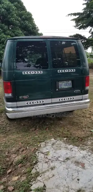 Ford E-150 XLT Wagon 2005 Green