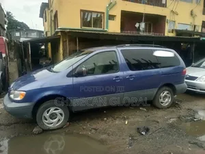 Toyota Sienna XLE & 1 hatch 2000 Blue