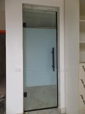 Frameles Toilet Door