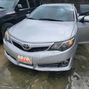 Toyota Camry SE V6 4dr Sedan (3.5L 6cyl 6A) 2013 Silver
