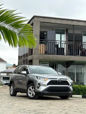 Toyota RAV4 XLE Premium AWD 2019 Silver