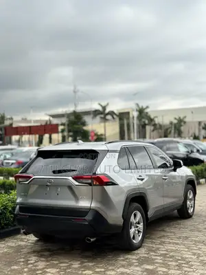 Toyota RAV4 XLE Premium AWD 2019 Silver