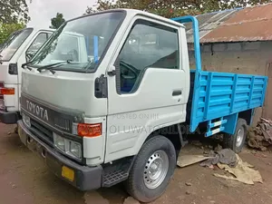 Nigeria Used Toyota Dyna 150 4yers 3y Petrol Engine