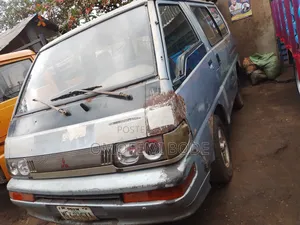 Mitsubishi Bus 2000 Model