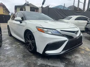 Toyota Camry SE (2.5L 4cyl 8A) 2019 White