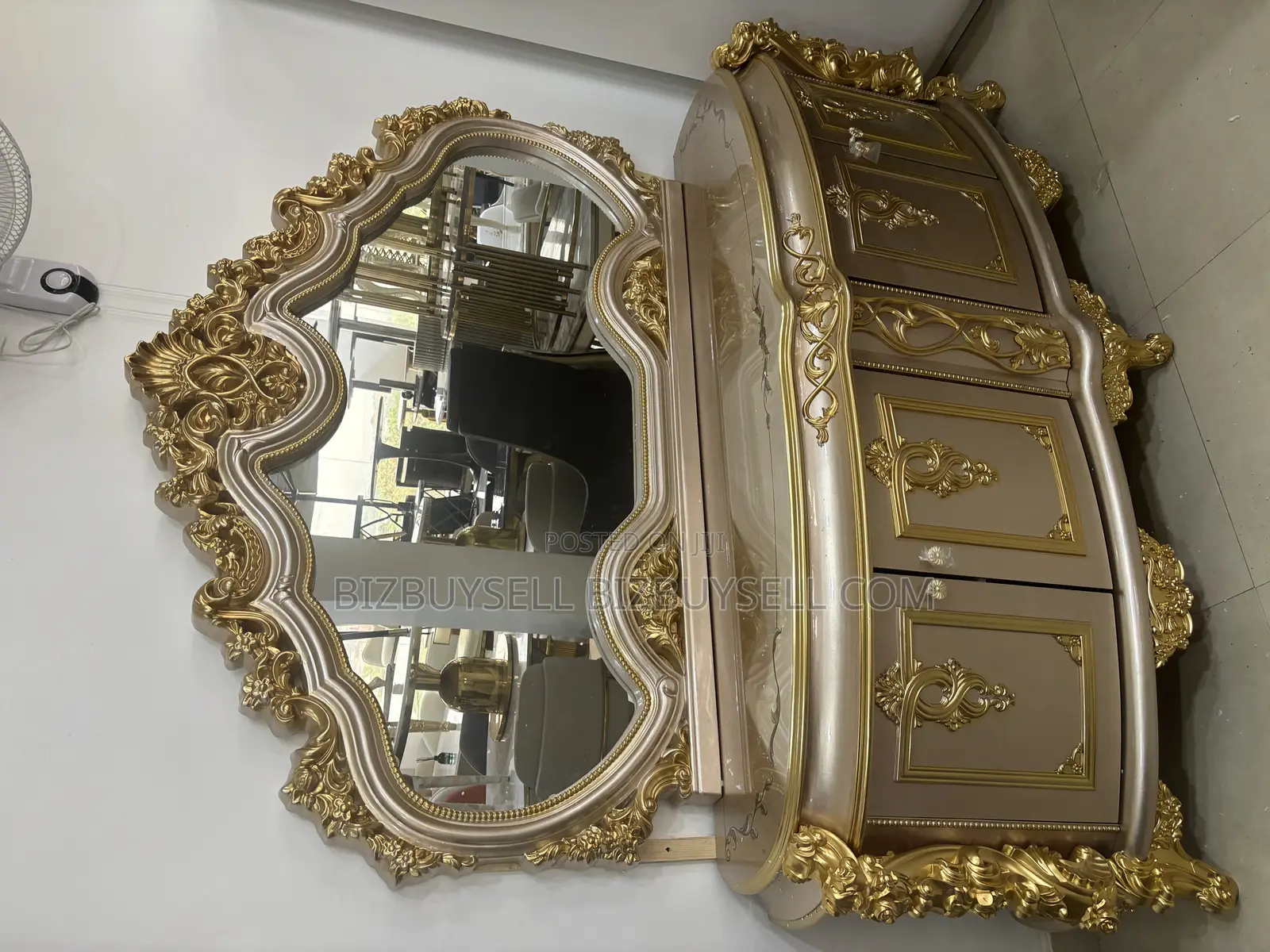 Royal Wine Bar With Mirror