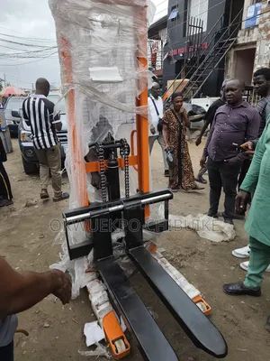 Unic 3ton Manual Forklift Stacker