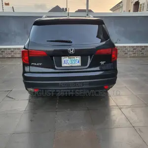 Honda Pilot Touring 4dr SUV 4WD (3.5L 6cyl 9A) 2017 Gray