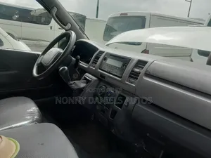 Toyota HiAce 2010 White