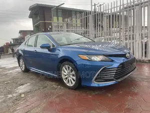 Toyota Camry SE FWD (2.5L 4cyl 8AM) 2018 Blue