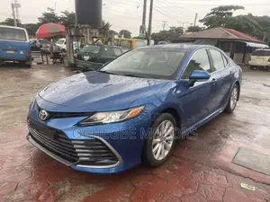 Toyota Camry SE FWD (2.5L 4cyl 8AM) 2018 Blue