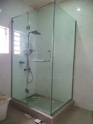 Modern 10mm Clear Tempered Glass Shower Cubicle With Silver Accessorie