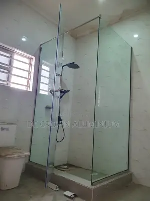 Modern 10mm Clear Tempered Glass Shower Cubicle With Silver Accessorie