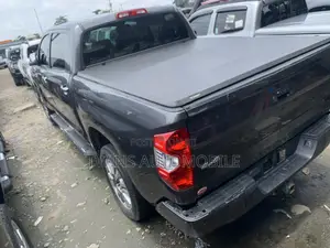 Toyota Tundra Platinum 5.7L V8 4x4 CrewMax 5.6 ft. box 145.7 in. WB