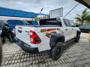 Toyota Hilux 2024 White