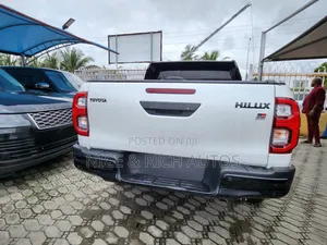 Toyota Hilux 2024 White