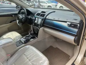 Toyota Camry XLE V6 4dr Sedan (3.5L 6cyl 6A) 2013 Gold